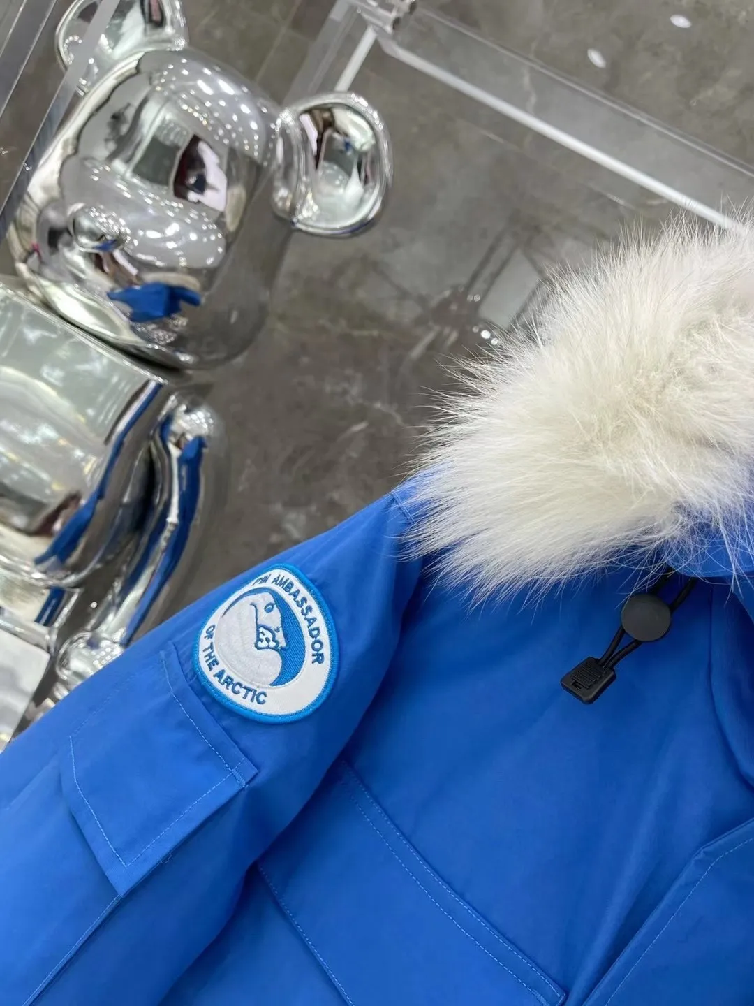 P840 Top version, original top quality Canadian brand Canada Goose has always been recognized as the warmest down jacket. Various Instagram celebrities, Internet celebrities, and celebrities often wear it for street photos. I do Canada Goose every year, but I still can’t get rid of my love for the geese. No matter how cold the weather is, there is no need to be afraid, because there are geese! ! The fur collar is made of top-grade imported coyote fur, which is not comparable to most of the loose and soft raccoon fur and fake fur on the market. The delicate and firm feel of the natural Siberian coyote fur collar is the sense of life that comes from the erosion of wind and frost in nature. The fur collar is removable! Filled with 90% white duck down, Canada Goose is the legendary warmest down jacket and is known as a must-have for Arctic outdoor sports! The most popular down jacket in the world, celebrities are rushing to buy it, it is a must-have! Same style for men and women Size: XS to XXXL Ready in stock😍😍
